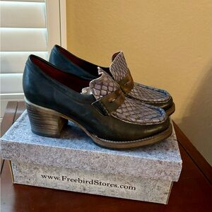 Freebirds Navy Loafer Size 9